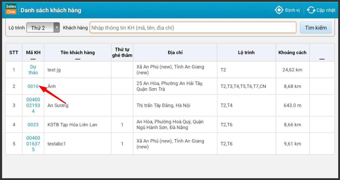 Danh sách khách hàng trong app Sales One, mũi tên đỏ chỉ mã KH 0016